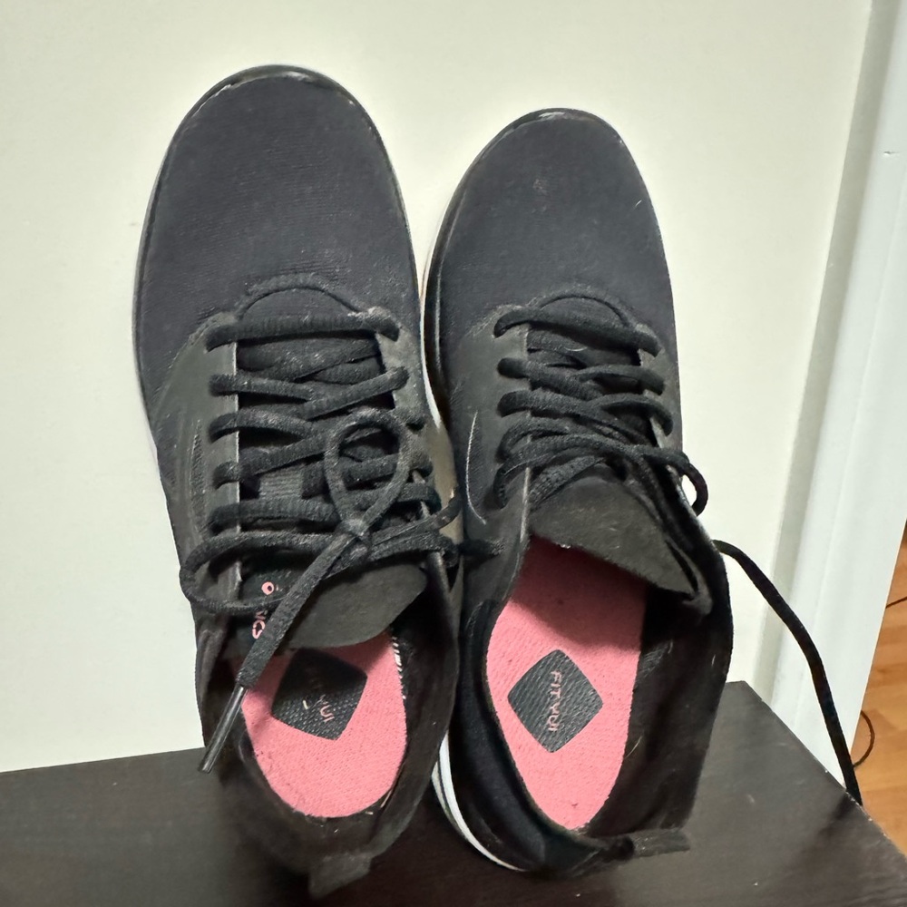 Black Athletic Shoes with Soft Fabric and Minimalist Design
